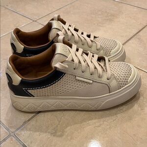 Tory Burch
Women's Ladybug Knit Sneakers size 7